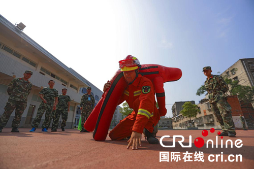 湖北襄陽：迎戰酷暑 消防練兵