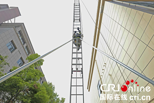 湖北襄陽：迎戰酷暑 消防練兵