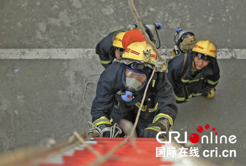 湖北襄陽：迎戰酷暑 消防練兵