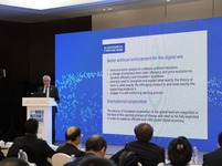 吉奧瓦尼·佩特魯澤拉做主旨發言