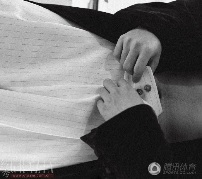 高清：董力拍大片變魅惑男 赤膊上陣胸肌搶鏡