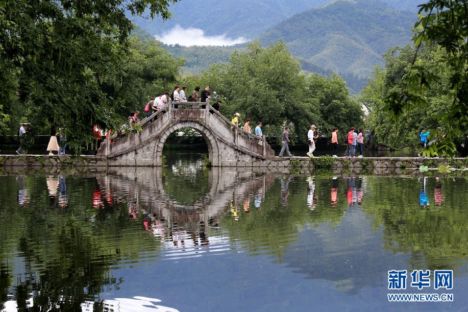 安徽：水墨映宏村 人在畫中游