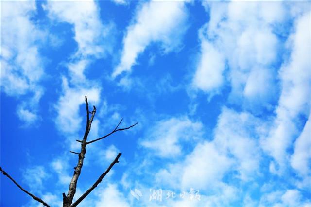 駐鄂空降兵部隊特戰旅走進秀美高原