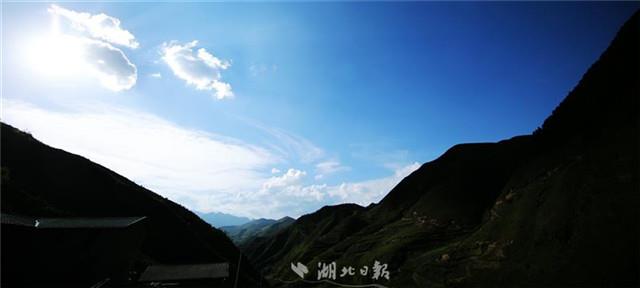 駐鄂空降兵部隊特戰旅走進秀美高原