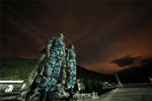 駐鄂空降兵部隊特戰旅走進秀美高原