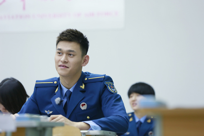 孫楊穿軍裝認真聽課 拿手槍帥氣挺拔