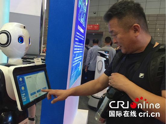 圖片默認標題_fororder_7.與科大訊飛智慧機器人“交流”_meitu_4