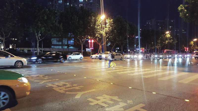 【民生】西安街頭設置車讓人智慧提示系統