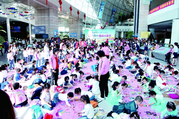 黑龍江400名少年兒童共繪百米長卷