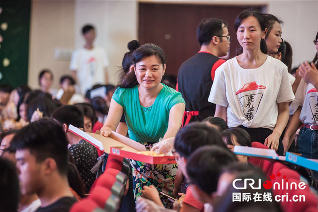 【原創】【已過審】【移動端-標題列表】【八桂大地-南寧】【焦點圖】【熱門文章】老師跳《海草舞》、送必勝客助學生高考“必勝” 【原創】【已過審】【移動端-標題列表】【八桂大地-南寧】【焦點圖】【熱門文章】老師跳《海草舞》、送必勝客助學生高考“必勝”