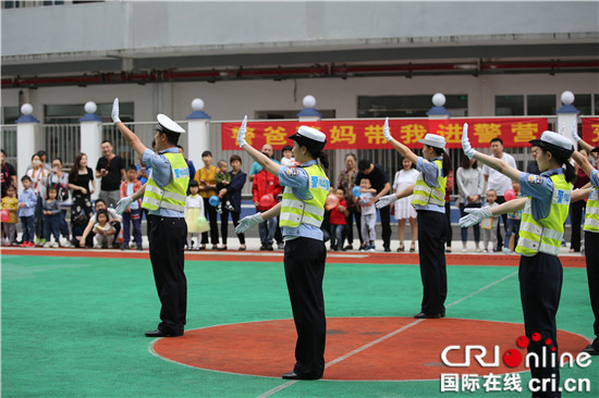 【法制安全】重慶江津警方舉辦“警營開放日”活動【內容頁標題】重慶江津警方舉辦“警營開放日”活動 警爸警媽帶孩子進警營