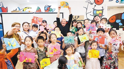 【文化 加顯示圖】（頁面標題）法國紙藝大師帶西安孩子 探索立體書的奇妙世界（內容頁標題）法國紙藝大師帶西安孩子 探索立體書的奇妙世界 想將西安城市元素創作進立體書