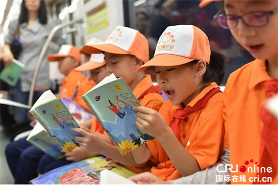 （供稿 教育列表 三吳大地南京 移動版）南京五十位少先隊員攜手特殊兒童走上幸福列車