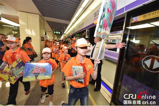 （供稿 教育列表 三吳大地南京 移動版）南京五十位少先隊員攜手特殊兒童走上幸福列車