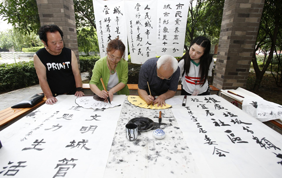 機器人化身“咖啡師” 現場為觀眾衝咖啡