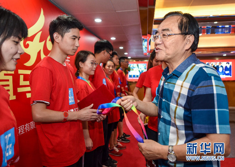 國貿大廈挑戰垂直馬拉松 重溫“深圳速度”
