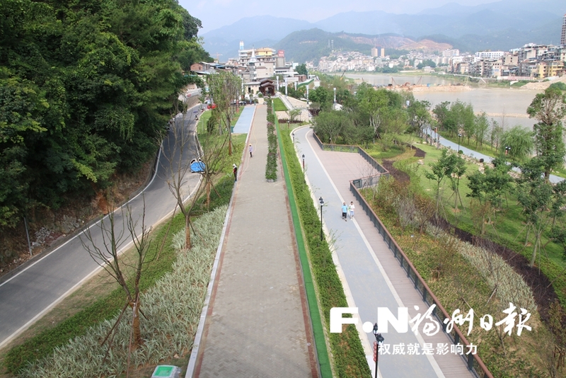 【旅遊 列表】【專題 魅力福建 主推  摘要：小湯山生態公園位於永泰大樟溪縣城段南側，相當於串珠公園，結合縣城地形建設，集濱水步道、盤山棧道、城市休閒步道及原生態聯奎公園、小湯山文化公園為一體。休閒步道將沿線的生態休閒公園和濱水綠地串聯了起來。 】永泰小湯山生態公園：步道建好了 走路上班去