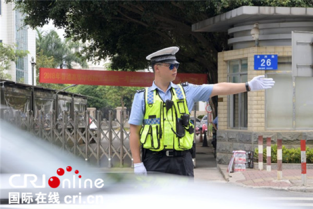 [唐已審][供稿] 南寧交警開闢“綠色通道”全力護航高考
