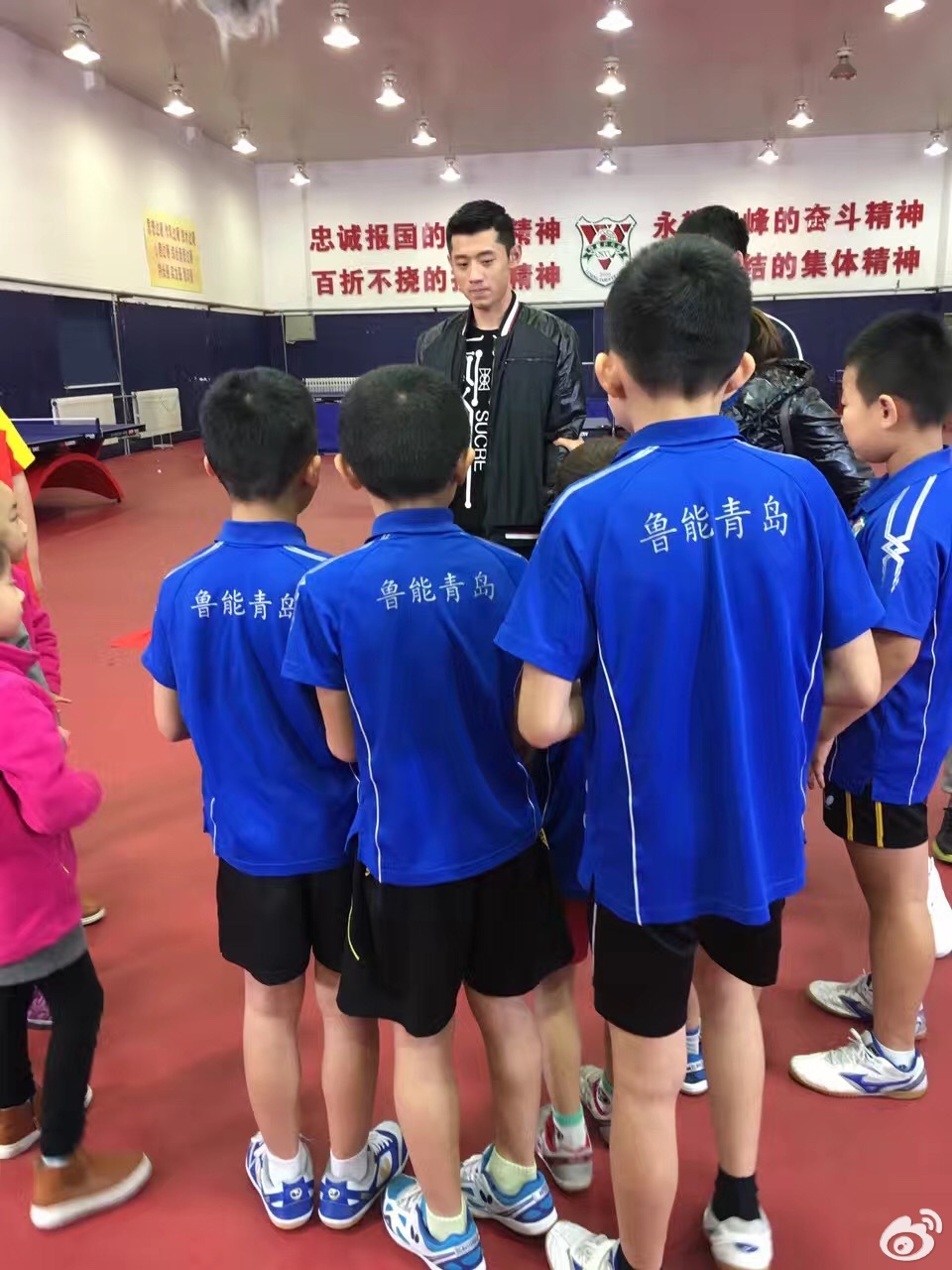 張繼科指導小朋友打球 迷妹:求一對一輔導