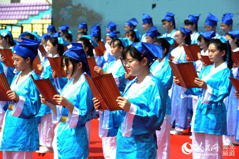 首屆黃家湖龍舟文化節盛大開幕 湖北10支高校龍舟隊競渡黃家湖