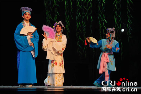 【CRI專稿 圖文】川劇《白蛇傳》在重慶大劇院上演【內容頁標題】重慶“95後”大學生自導自演川劇《白蛇傳》在重慶大劇院上演