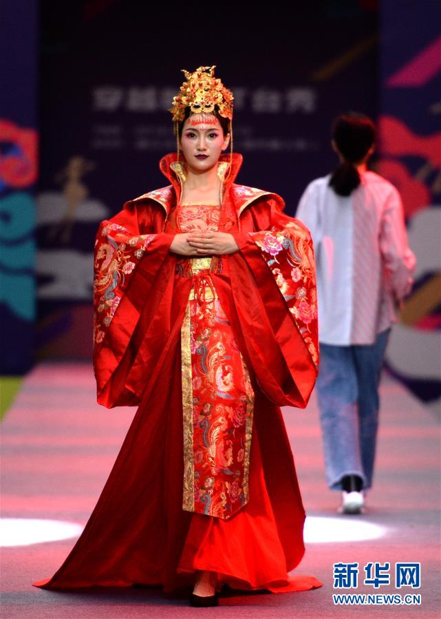 西安上演“穿越時空T臺秀”