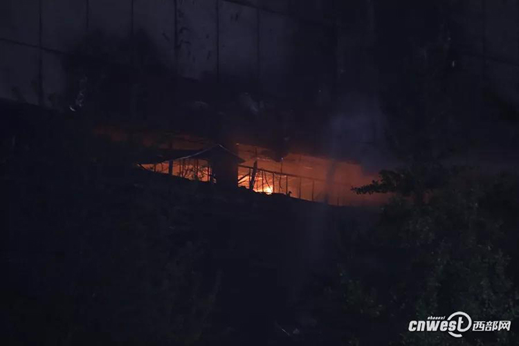 【今日看點 加摘要】（頁面標題）西安南大街建行火災係電焊作業引起 （內容頁標題）西安南大街建行火災係電焊作業引起 死者係銀行男性職工