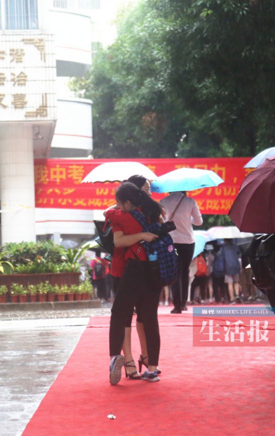 【八桂大地、八桂大地-南寧】（首頁標題）南寧7.8萬名考生中考 媽媽穿旗袍舉葵花圖好彩頭（內容頁標題）南寧7.8萬名考生中考