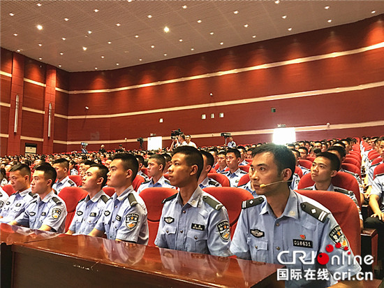 【CRI專稿 標題摘要】楊雪峰先進事蹟報告會走進重慶警察學院【內容頁標題】英雄“回家” 楊雪峰先進事蹟報告會走進重慶警察學院