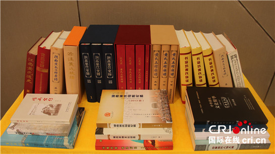 【考古 加顯示圖】黃氏聚·人文始·薪火傳 世界黃氏總商會向黃帝陵國家文化公園捐贈族譜