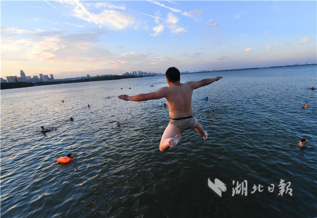 武漢東湖戲水消暑
