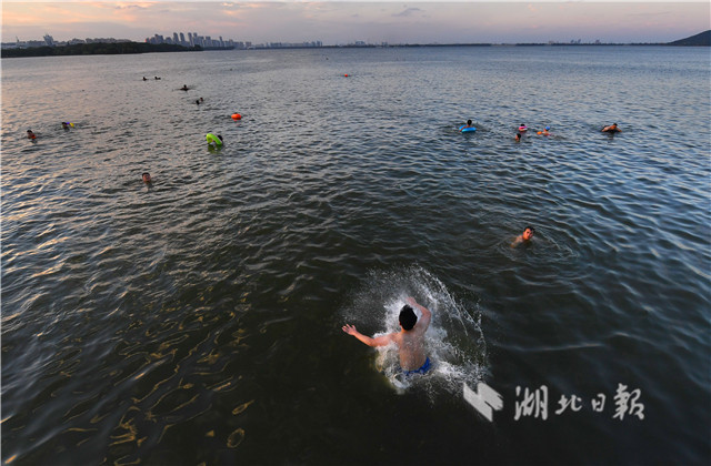 武漢東湖戲水消暑