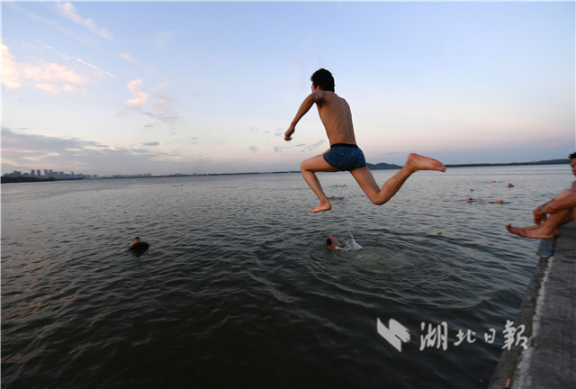 武漢東湖戲水消暑