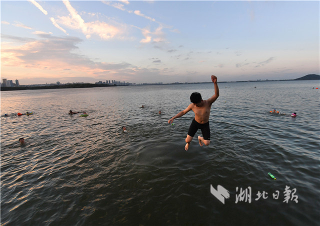 武漢東湖戲水消暑