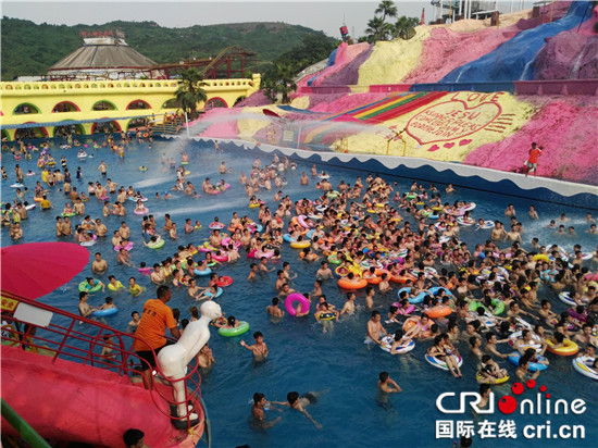 【行遊巴渝 圖文】重慶市民解暑有妙招 水中打麻將納涼