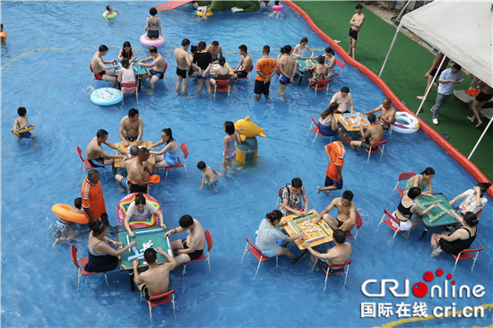 【行遊巴渝 圖文】重慶市民解暑有妙招 水中打麻將納涼