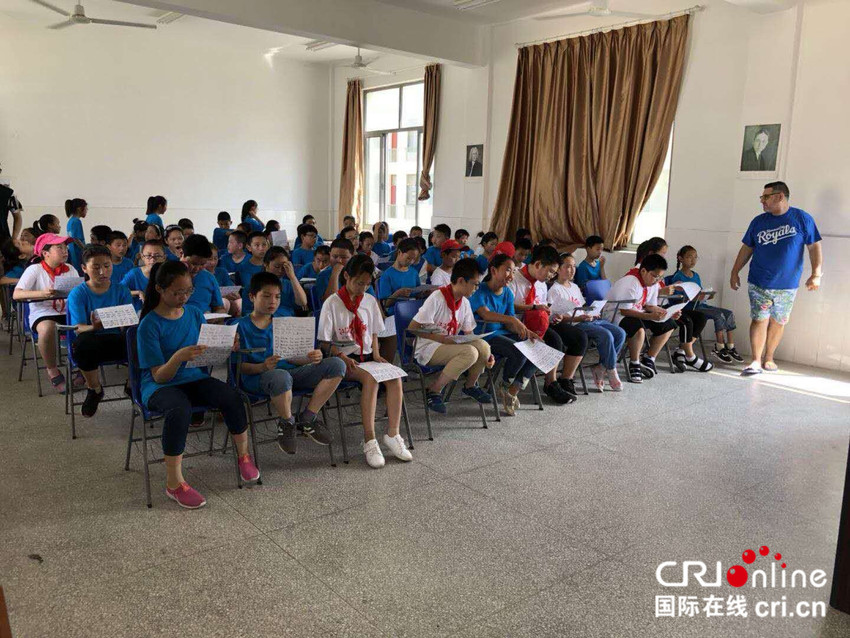 (供稿 文體列表 三吳大地南通 移動版)江海紅領巾與外國志願者攜手走進南通東社學校 (供稿 文體列表 三吳大地南通 移動版)江海紅領巾與外國志願者攜手走進南通東社學校