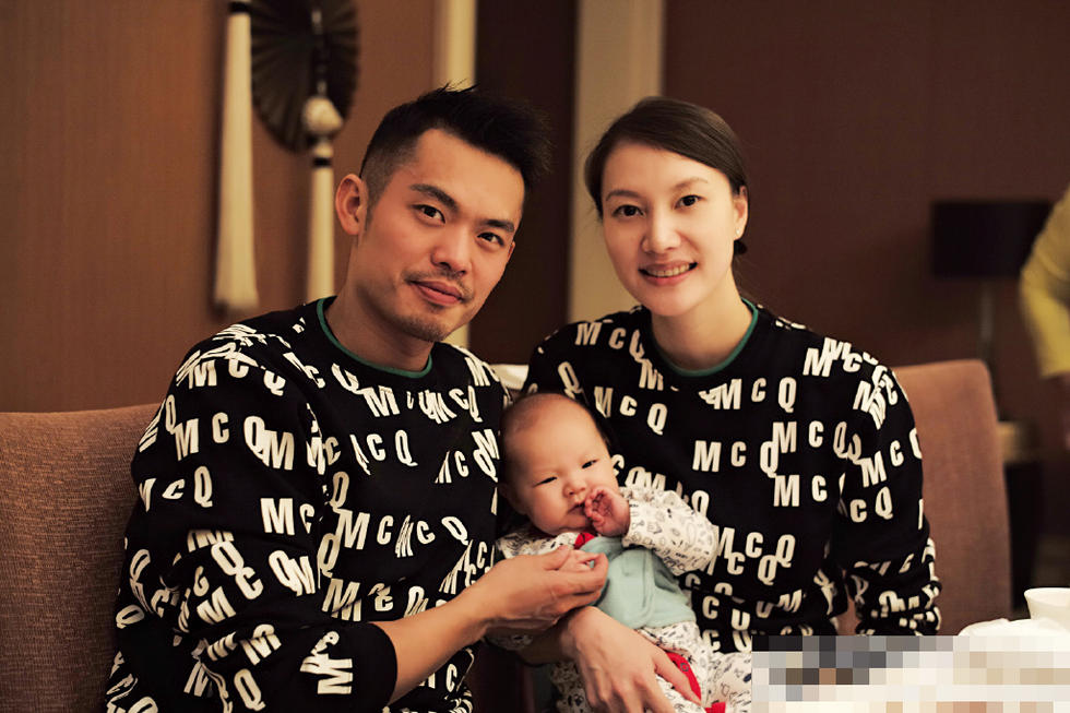 林丹春節與親朋相聚 夫妻情侶裝抱愛子出鏡