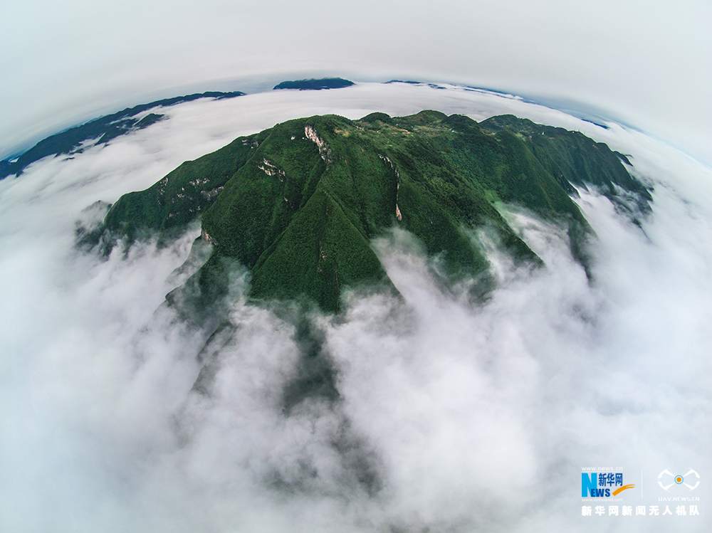 航拍瞿塘峽破曉雲海 赤甲峰如“海中小島”