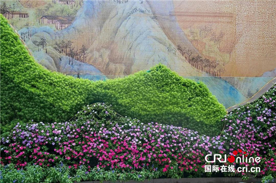 200余米立體花墻亮相西安 吸引行人遊客駐足欣賞