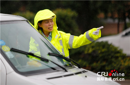 陜西渭南公安交警全力迎戰強降雨 確保道路暢通