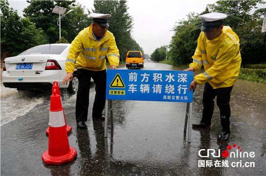陜西渭南公安交警全力迎戰強降雨 確保道路暢通
