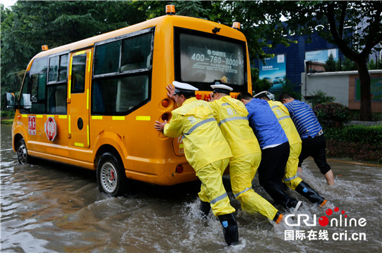 陜西渭南公安交警全力迎戰強降雨 確保道路暢通