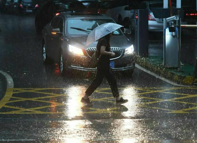 今晨 武漢暴雨如注