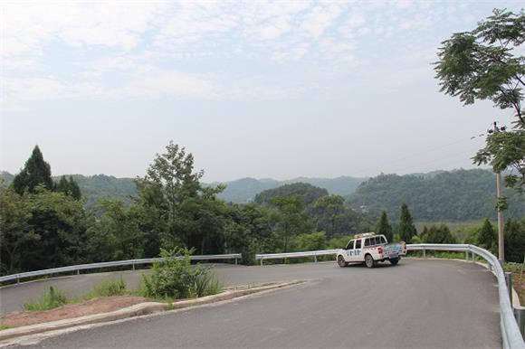 【區縣聯動】【大足】大足改造農村公路安裝防護欄 保障群眾出行安全【區縣聯動 列表】大足改造農村公路安裝防護欄