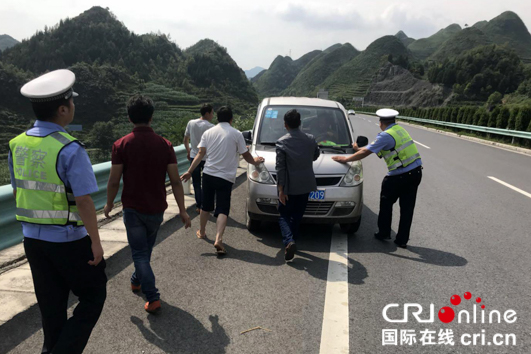 麵包車在高速路出故障 六盤水交警及時排除險情