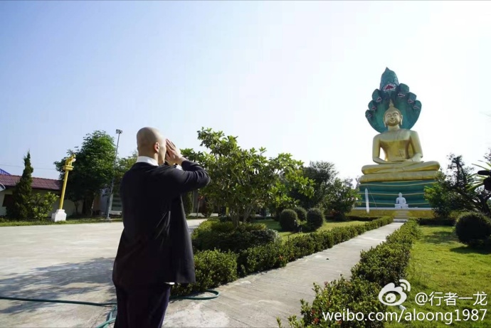 一龍泰國拜佛豪車隊搶眼：一生坦蕩問心無愧