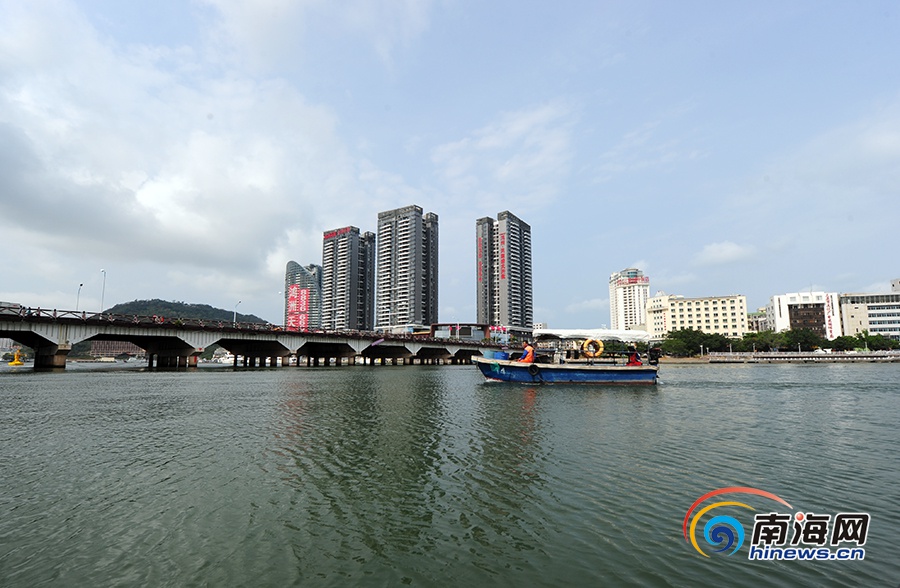 【瓊島先鋒圖文列表】【即時快訊】三亞水上環衛工：“母親河”上的“清道夫”
