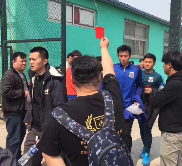 秦升妻子怒懟舉紅牌球迷：戰場上你也這樣衝？