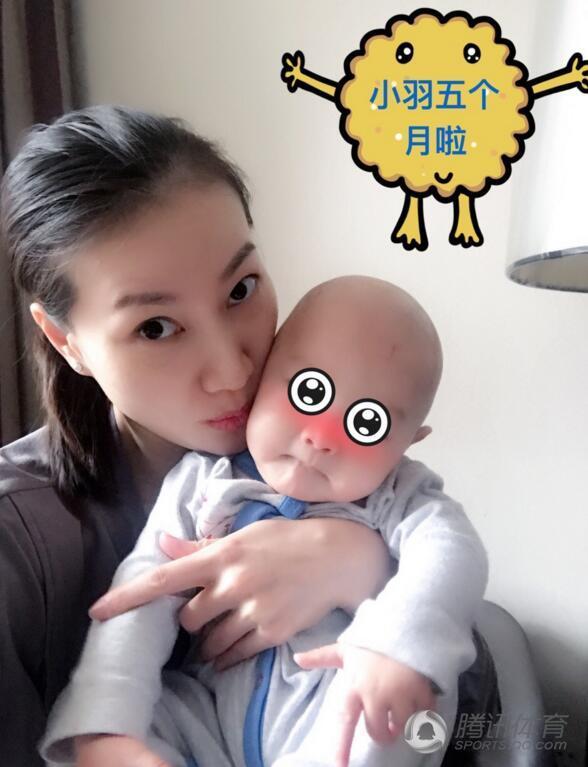 組圖：謝杏芳愛子會翻身了！母子倆手勢神同步